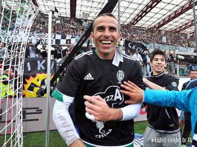 飘忽不定的门将，能单赛季吃3次红牌，也能42岁意甲扑点球