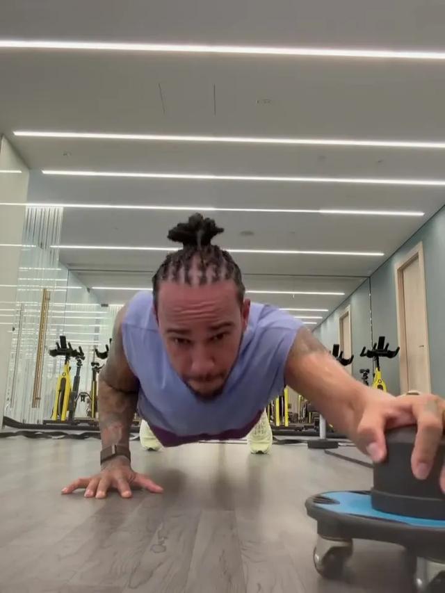 麻将胡了模拟器-41岁汉密尔顿大秀魔鬼筋肉！地狱级训练狂飙荷尔蒙，卡戴珊赚麻了