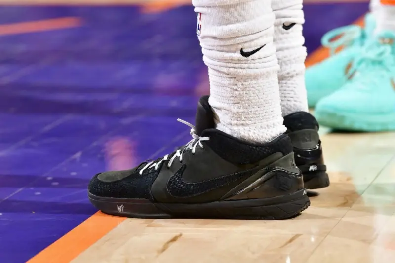 麻将胡了-狄龙穿着Kobe4，空砍33分7篮板1助攻